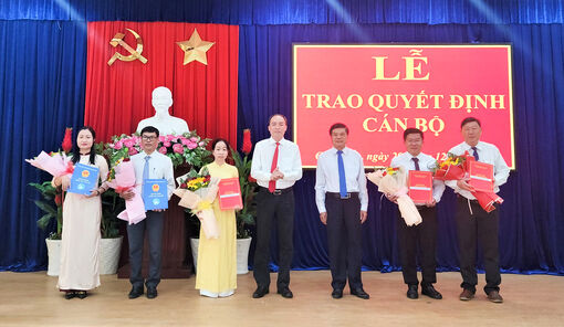 Ban Thường vụ Thành ủy Châu Đốc trao quyết định cho 5 cán bộ