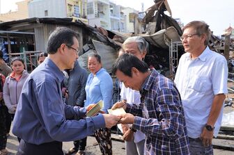Bí thư Tỉnh ủy An Giang Lê Hồng Quang thăm, trao hỗ trợ các tiểu thương khó khăn trong vụ cháy chợ Châu Long