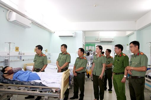 Đại tá Lê Phú Thạnh, Phó Giám đốc Công an An Giang đến thăm cán bộ bị thương khi làm nhiệm vụ