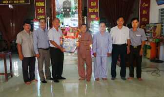 Bí thư Huyện ủy Tri Tôn chúc mừng Ban Trị sự Giáo hội Phật giáo Hòa Hảo thị trấn Tri Tôn