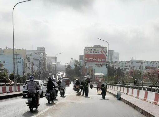 Dọn sạch lượng cát rơi vãi trên cầu Nguyễn Trung Trực