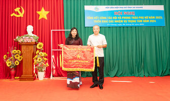 Hội Liên hiệp Phụ nữ tỉnh An Giang nhận cờ đơn vị xuất sắc trong phong trào thi đua năm 2023