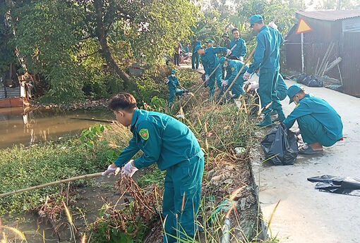 Ra quân vệ sinh môi trường hưởng ứng Tết quân – dân ở Lạc Quới