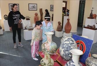 Trưng bày chuyên đề gốm nghệ thuật và trải nghiệm Hương Tết Việt