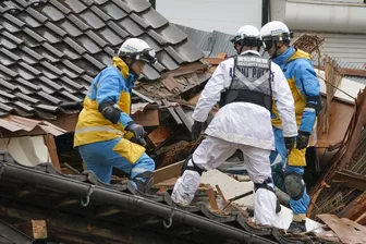 Động đất Nhật Bản: Giải cứu cụ bà mắc kẹt 5 ngày trong ngôi nhà sập