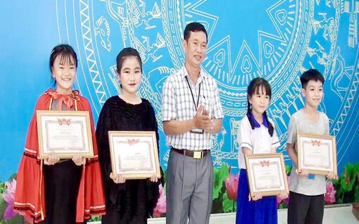 Hội thi sân khấu hóa các câu chuyện văn học dân gian bằng Tiếng Anh cấp tiểu học huyện Chợ Mới