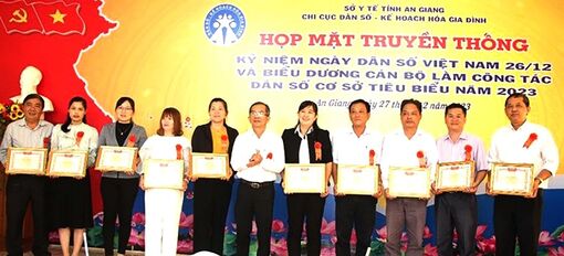 Biểu dương cán bộ làm công tác dân số cơ sở tiêu biểu