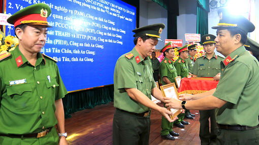 Nhiều tập thể, cá nhân Công an An Giang nhận Cờ thi đua UBND tỉnh, Bộ Công an