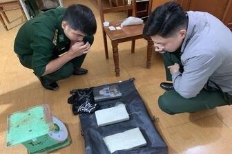 Phát hiện 3 gói ma túy trôi dạt vào bờ biển Quảng Ngãi