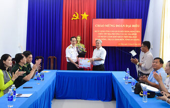 Bộ Tư lệnh Vùng 5 Hải quân tặng quà gia đình chính sách ở xã An Nông