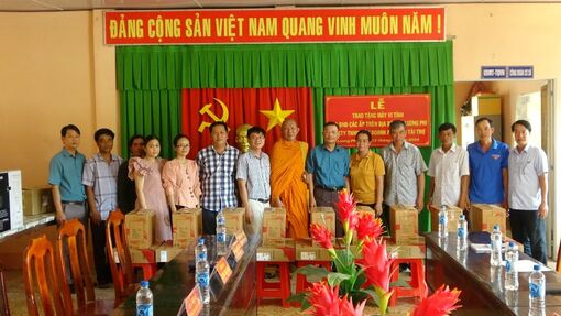 Công ty TNHH Liên doanh Antraco tặng máy vi tính cho xã Lương Phi