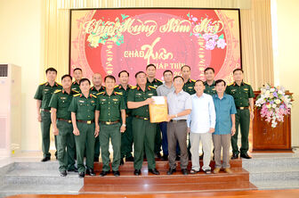 Đoàn công tác tỉnh An Giang thăm, chúc Tết Lữ đoàn 950