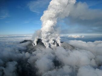 Núi lửa phun trào trên đảo Suwanose, Nhật Bản
