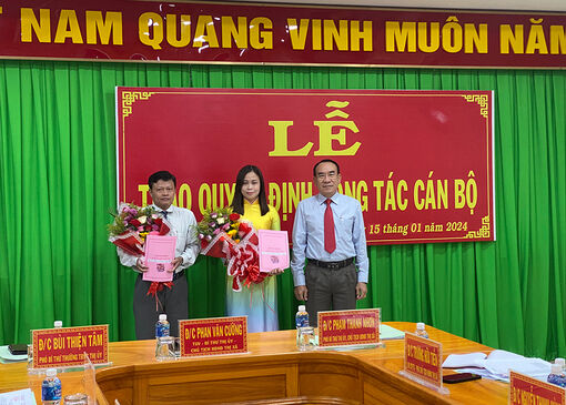 Ban Thường vụ Thị ủy Tịnh Biên trao quyết định công tác cán bộ