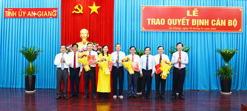 Ban Thường vụ Tỉnh ủy An Giang trao quyết định 4 cán bộ