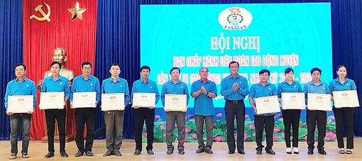 Công đoàn huyện An Phú chăm lo người lao động