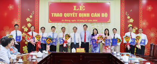 UBND tỉnh An Giang trao quyết định 10 cán bộ