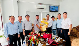 Chủ tịch UBND TP. Long Xuyên Đinh Văn Bảo thăm, chúc Tết các doanh nghiệp trên địa bàn