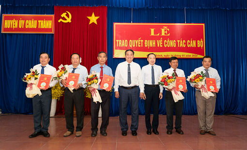 Ban Thường vụ Huyện ủy Châu Thành trao quyết định công tác cán bộ