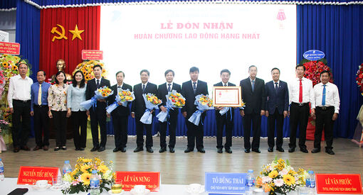 VNPT An Giang đón nhận Huân chương Lao động hạng Nhất