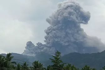 Indonesia: Núi lửa Dokono phun trào, cột tro bụi cao tới 1,7km