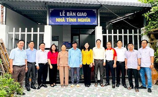 Bàn giao nhà ăn Trường Mẫu giáo Hoàng Yến và 5 nhà Tình nghĩa ở Mỹ Hòa Hưng