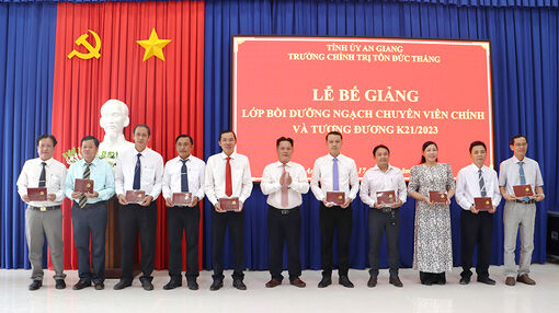 Bế giảng bồi dưỡng ngạch Chuyên viên chính và tương đương K21