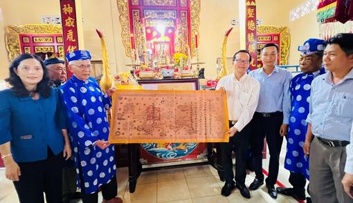 Chi cục Văn thư - Lưu trữ An Giang trao tặng bản "Sắc phong" Đình thần Mỹ Quý