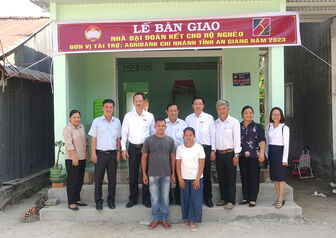 Agribank chi nhánh An Giang hỗ trợ 1,5 tỷ đồng cất 30 căn nhà Đại đoàn kết cho người nghèo huyện Tri Tôn