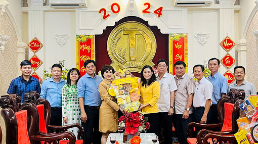 Bí thư Thành ủy, Chủ tịch HĐND TP. Long Xuyên Đặng Thị Hoa Rây thăm, chúc Tết các doanh nghiệp