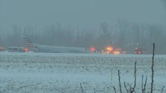 Tuyết rơi trắng trời, máy bay Mỹ trượt khỏi đường băng