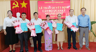 UBND huyện Thoại Sơn trao quyết định cán bộ quản lý ngành giáo dục và đào tạo