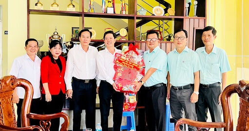 Chủ tịch UBND TP. Long Xuyên Đinh Văn Bảo thăm, chúc Tết các doanh nghiệp