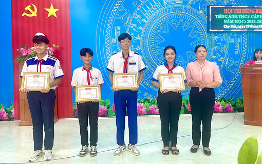 Thi hùng biện tiếng Anh cấp trung học cơ sở ở Chợ Mới