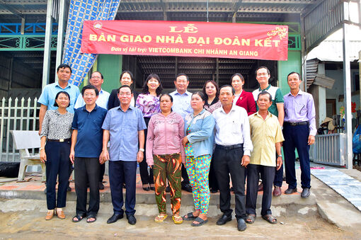 Vietcombank An Giang trao 33 căn nhà Đại đoàn kết tại huyện Châu Phú
