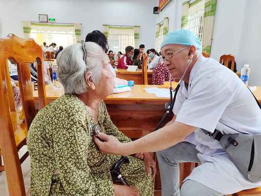 Hơn 400 người dân xã Bình Thạnh Đông được khám bệnh, cấp thuốc miễn phí và tặng quà Tết