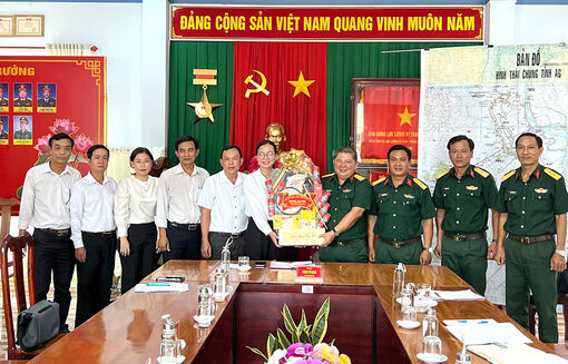 Bí thư Huyện ủy An Phú chúc Tết cán bộ, chiến sĩ Ban Chỉ huy Quân sự huyện