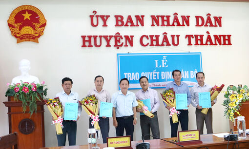 UBND huyện Châu Thành trao quyết định điều động, bổ nhiệm cán bộ