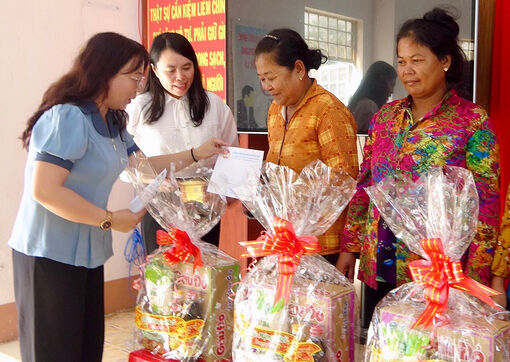 UBMTTQVN tỉnh An Giang tặng 100 phần quà Tết cho hộ nghèo huyện Tri Tôn