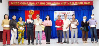 Phó Bí thư Thường trực Huyện ủy Châu Phú Thi Hồng Thúy tặng quà gia đình chính sách