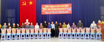 Thiếu tướng Nguyễn Minh Triều, Phó Tư lệnh Quân khu 9 tặng quà Tết tại huyện Châu Phú