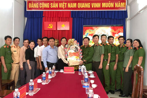 Bí thư Huyện ủy An Phú chúc Tết lực lượng công an