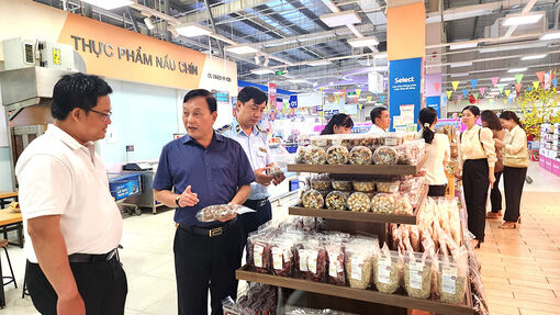 Giám sát công tác bình ổn thị trường Tết Nguyên đán Giáp Thìn 2024 ở Thoại Sơn và TP. Long Xuyên
