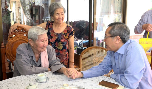 Phó Bí thư Thường trực Tỉnh ủy, Chủ tịch HĐND tỉnh An Giang Lê Văn Nưng chúc Tết Đảng bộ, chính quyền, Nhân dân xã Mỹ Khánh và thăm, tặng quà các gia đình chính sách, hộ khó khăn ở TP. Long Xuyên