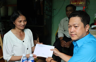 Chủ tịch Liên đoàn Lao động tỉnh An Giang Lâm Thành Sĩ trao quà Tết cho con đoàn viên hoàn cảnh khó khăn