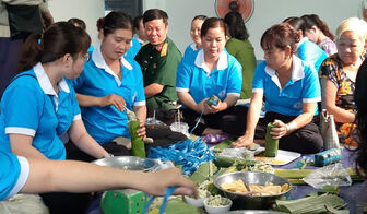 Gói 300 đòn bánh tét tặng gia đình chính sách, hộ nghèo xã Khánh Hòa