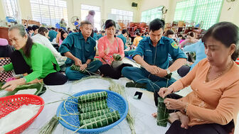 Hội Liên hiệp Phụ nữ huyện Thoại Sơn tổ chức Hội thi gói bánh tét Tết quân - dân năm 2024