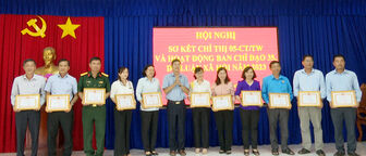 Huyện ủy Phú Tân biểu dương gương điển hình tiêu biểu thực hiện Chỉ thị 05 của Bộ Chính trị
