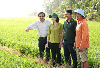 Phó Chủ tịch UBND tỉnh An Giang Nguyễn Thị Minh Thúy thăm đồng và kiểm tra phòng cháy chữa cháy rừng