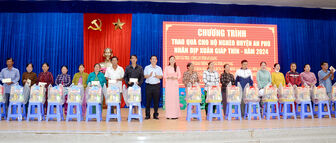 Trao quà Tết cho 500 hộ cận nghèo huyện An Phú